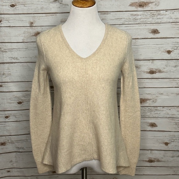 Sutton Studio cream V-neck cashmere sweater - Picture 1 of 5